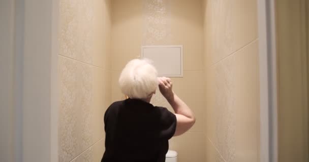 Starsza Seniorka Myjąca Ściany Płytek Toalecie Mopem Środkowy Strzał Staruszka — Wideo stockowe