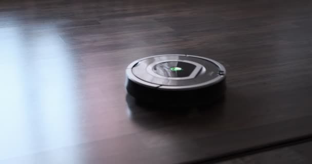 Robot Aspiradora Limpiador Fregona Limpia Alrededor Los Muebles Interior Cambia — Vídeo de stock