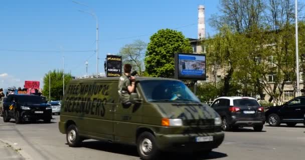 Kiev Ucrânia Abril 2024 Manifestantes Ucranianos Reúnem Com Bandeiras Brigada — Vídeo de Stock