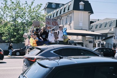 Kyiv, Ukrayna - 28 Nisan 2024. Ukraynalı protestocular Azov Tugay bayrakları ve askeri yeşil araçların yanında görülen Özgür Azov pankartlarıyla, birlik ve eylemcilikten muaf savaş esirlerini sembolize ediyorlar.