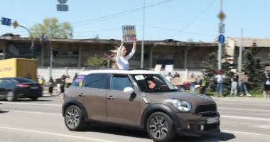 Kyiv, Ukrayna - 28 Nisan 2024. Ukraynalı protestocular, araçların yanında görülen Azov Tugayı bayrakları ve Özgür Azov pankartlarıyla, birlik ve eylemcilikten muaf savaş esirlerini sembolize ediyorlar.