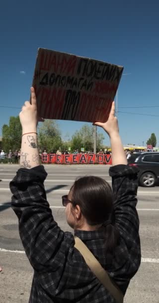 Κίεβο Ουκρανία Απριλίου 2024 Ουκρανοί Διαδηλωτές Διαδηλώνουν Σημαίες Της Αζοφικής — Αρχείο Βίντεο