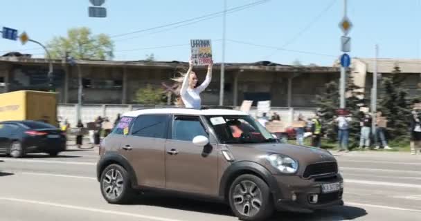乌克兰基辅 2024年4月28日 乌克兰示威者高举Azov旅旗帜和自由Azov标语 与车辆并排 象征着自由战俘的团结和行动主义 — 图库视频影像