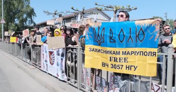 Kiev Ucrânia Abril 2024 Manifestantes Ucranianos Orgulhosamente Acenam Bandeiras Bandeiras — Vídeo de Stock
