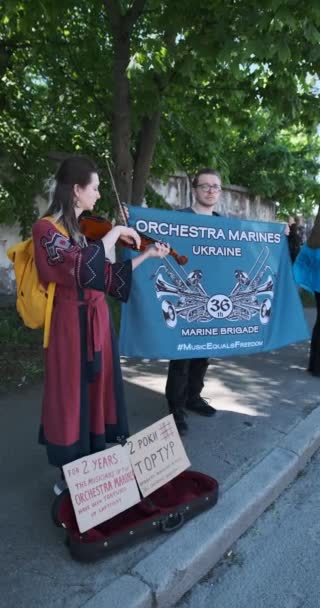 乌克兰基辅 2024年4月28日 乌克兰示威者自豪地挥动着Azov旅的旗帜和标语 上面写着 自由Azov 展示了解放战俘的团结和行动精神 — 图库视频影像