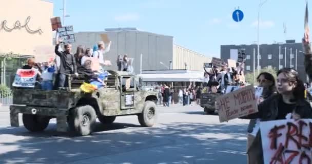 乌克兰基辅 2024年4月28日 乌克兰示威者高举Azov旅旗帜和自由Azov标语 与绿色军车并肩作战 象征着团结和行动自由的战俘 — 图库视频影像