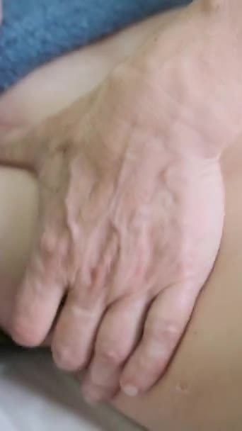 Неузнаваемый Мужчина Массажист Сильными Руками Массирующий Спину Человека Лежащий Массажном — стоковое видео
