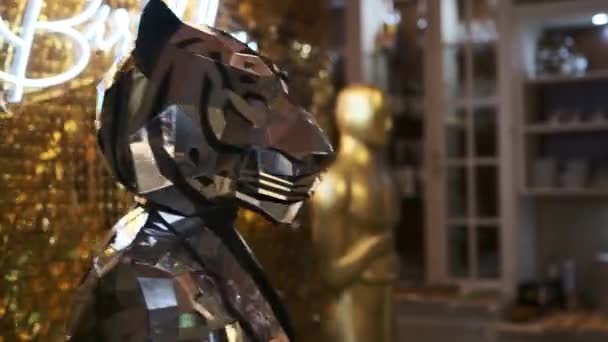 Mężczyzna Noszenie Refleksyjny Kostium Złoty Tygrys Kreatywna Koncepcja Reklamy Zwierząt — Wideo stockowe
