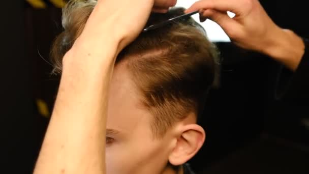 Berber Saç Tokası Tarak Kullanarak Kuaför Kuaförü Kuaför Kuaför Kuaförü — Stok video