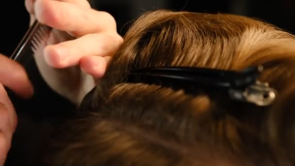 Berberin Saç Tokasıyla Saçını Kestirip Şekillendirdiği Yakın Çekim Görüntüsü Kuaför — Stok video