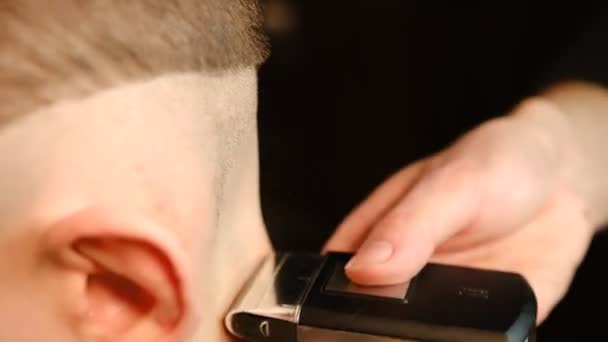 Închide Coafura Bărbaților Tunsul Mașină Bărbierit Tuns Părul Pentru Bărbați — Videoclip de stoc