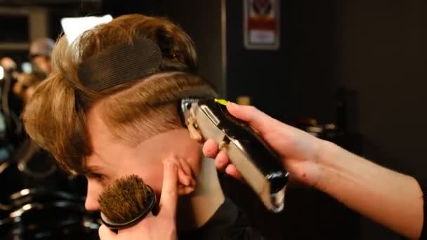 Coiffure Homme Coupe Cheveux Avec Tondeuse Cheveux Dans Salon Coiffure — Video
