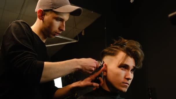 Mens Hairstyling Corte Cabelo Com Cortador Cabelo Uma Barbearia Salão — Vídeo de Stock