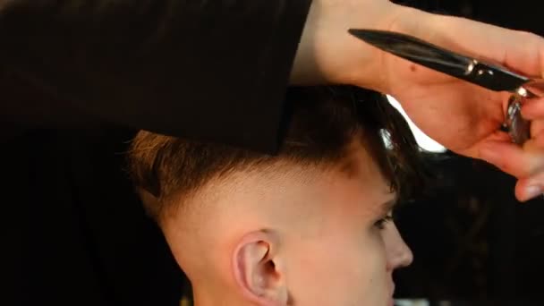 Κουρείο Άνδρας Καρέκλα Κουρέας Κομμωτής Προετοιμάσει Μαλλιά Του Χτένα Για — Αρχείο Βίντεο