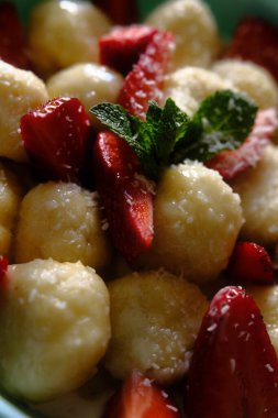 Lezzetli, tembel, çilekli, ekşi kremalı, nane yapraklı börekler. Mutfak projeleri, gıda içeriği veya reklamlar için mükemmel.