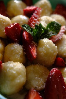 Lezzetli, tembel, çilekli, ekşi kremalı, nane yapraklı börekler. Mutfak projeleri, gıda içeriği veya reklamlar için mükemmel.