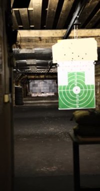 Atış menzili, 50 metre yeraltı menzilinin yeşil hedef görüntüsünü askıya aldı. Atış taliminin derinliğine bakarak spor meraklılarını vurmanın heyecanı ve hassasiyetini yakalamak için mükemmel.