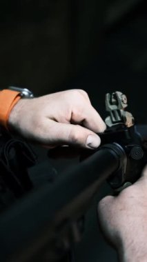 Adam AR15 tüfeğini ağır çekimde dolduruyor. Karmaşık detayları yakalıyor. Dramatik sahneleri çekiyor.