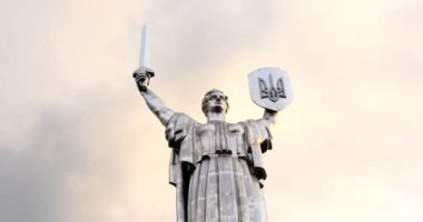 Ukrayna. Kyiv. 5 Ağustos 2024. Kiev 'deki rekonstrüksiyondan sonra Anavatan' ın Anıtı. Şehrin sembolü. Ukrayna. İkinci Dünya Savaşı Müzesi. Aşağıdan çekilen, bulutlu gökyüzü.