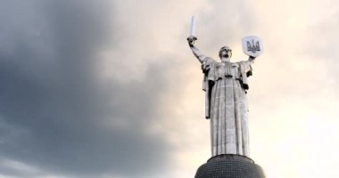 Ukrayna. Kyiv. 5 Ağustos 2024. Kiev 'deki rekonstrüksiyondan sonra Anavatan' ın Anıtı. Şehrin sembolü. Ukrayna. İkinci Dünya Savaşı Müzesi. Aşağıdan çekilen, bulutlu gökyüzü.