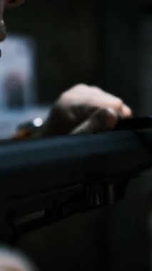 Adam AR15 tüfeğini ağır çekimde dolduruyor. Karmaşık detayları yakalıyor. Dramatik sahneleri çekiyor.