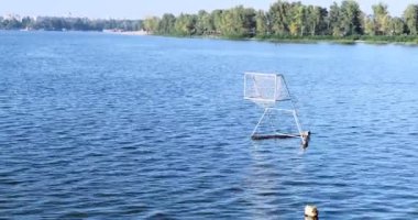 Nehir boyunca renkli kapıları olan su sporları arenası kano ve top sporları dinamik ortamları için tasarlanmıştır. Açık mavi sular ve yemyeşil alanlar, açık hava maceraları için mükemmeldir.