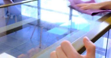 Bir satıcı, canlı bir pazarda ya da mağaza ortamında her şeyin taze görünmesini ve detaylara ve sunum becerilerine dikkat çekmesini sağlayan tatlı ve meyveler için vitrini temizler