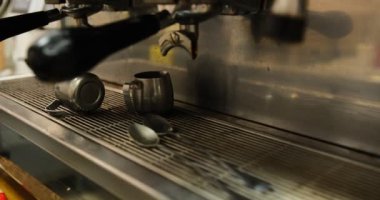 Kahve telvesi kalıntıları olan kirli profesyonel kahve makinesi kahve makinası kahve yapmak için kullanılan barista çalışma alanındaki tezgah espresso lekelerini kapatır.