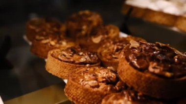 Güzel fındıklı tart, kıtır hamurla kaplı, beyaz tabakta taze tatlı tezgahta sergileniyor. Bayram partileri ve fındıklı tatlı ziyafetler için mükemmel..