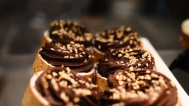 Çikolatalı tart ezilmiş fıstık ezmesi, tereyağlı kısa hamurlu pasta sepeti, beyaz tabak üzerine, tatlı aşıkları için mükemmel bir tezgah..