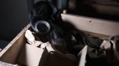 Eski Sovyet gaz maskesi, tahta bir sandıkta, bomba sığınağında kağıt mühürler ile mühürlenmiş eski bir askeri teçhizat acil durum malzemesi sivil savunma teçhizatı geriye dönük korunma.