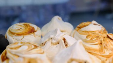 Beyaz krema, çeşitli dolgularla kapanıyor yumuşak dokular iştah açıcı detaylar tatlı aromalı kombinasyonlar tatlı krema katmanları şeker tatlılığı aşçılık yaratıcılığı