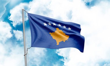 Gökyüzü arka planında dalgalanan Kosova bayrağı. 3B Hazırlama