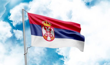 Sırbistan bayrağı gökyüzü arka planında dalgalanıyor. 3B Hazırlama