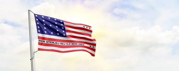 ビキニ環礁の旗が空を背景に振っている 3Dレンダリング — ストック写真