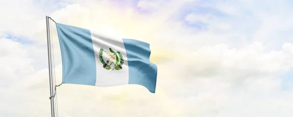 危地马拉国旗在天空背景上飘扬 3D渲染 — 图库照片