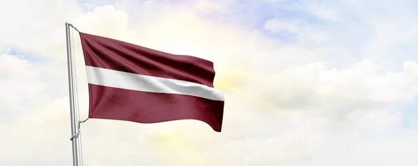 Bandeira Letónia Acenando Fundo Céu Renderização — Fotografia de Stock