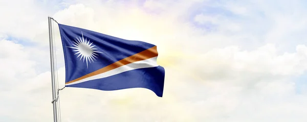 Marshall Adaları Nın Bayrağı Gökyüzünde Dalgalanıyor Hazırlama — Stok fotoğraf