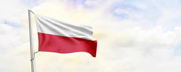 Polonya Adaları Bayrağı Gökyüzü Arka Planında Dalgalanıyor Hazırlama — Stok fotoğraf