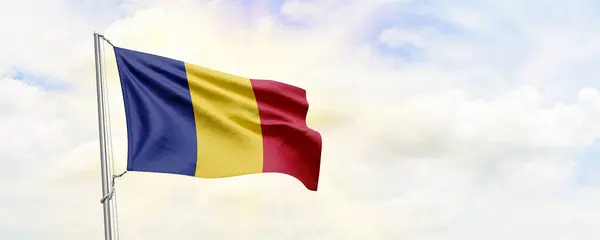 Flaga Rumunii Macha Tle Nieba Renderowanie — Zdjęcie stockowe