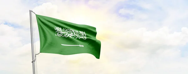 Saudiarabiens Flagga Viftar Himlen Bakgrund Återgivning — Stockfoto