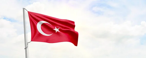 Gökyüzü arka planında hindi bayrağı dalgalanıyor. 3B Hazırlama
