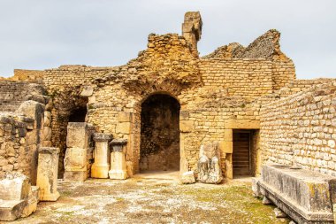 Tunus, Afrika 'daki ünlü Dougga arkeolojik sitesi. Unesco 'nun Dünya Mirası Sitesi.