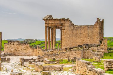 Tunus, Afrika 'daki ünlü Dougga arkeolojik sitesi. Unesco 'nun Dünya Mirası Sitesi. Tunus 'taki antik Dougga şehrinin başkenti