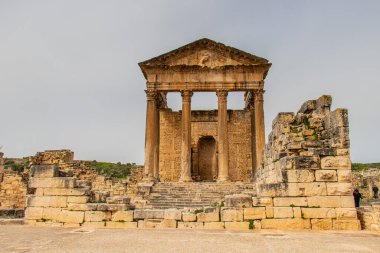 Tunus, Afrika 'daki ünlü Dougga arkeolojik sitesi. Unesco 'nun Dünya Mirası Sitesi. Tunus 'taki antik Dougga şehrinin başkenti