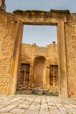 Tunus, Afrika 'daki ünlü Dougga arkeolojik sitesi. Unesco 'nun Dünya Mirası Sitesi. Tunus 'taki antik Dougga şehrinin başkenti