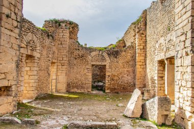 Tunus, Afrika 'daki ünlü Dougga arkeolojik sitesi. Unesco 'nun Dünya Mirası Sitesi.