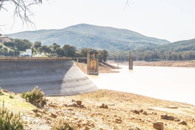Nehirdeki baraj manzarası. Beni Metir, Jendouba, Tunus