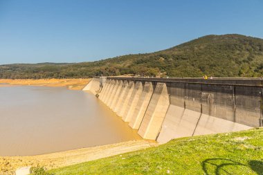 Nehirdeki baraj manzarası. Beni Metir, Jendouba, Tunus