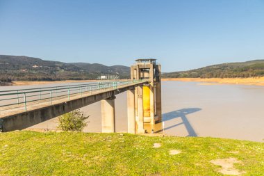 Nehirdeki baraj manzarası. Beni Metir, Jendouba, Tunus